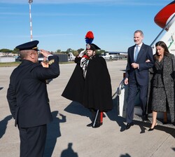 Sus Majestades los Reyes son recibidos con honores en el aeropuerto de Nápoles